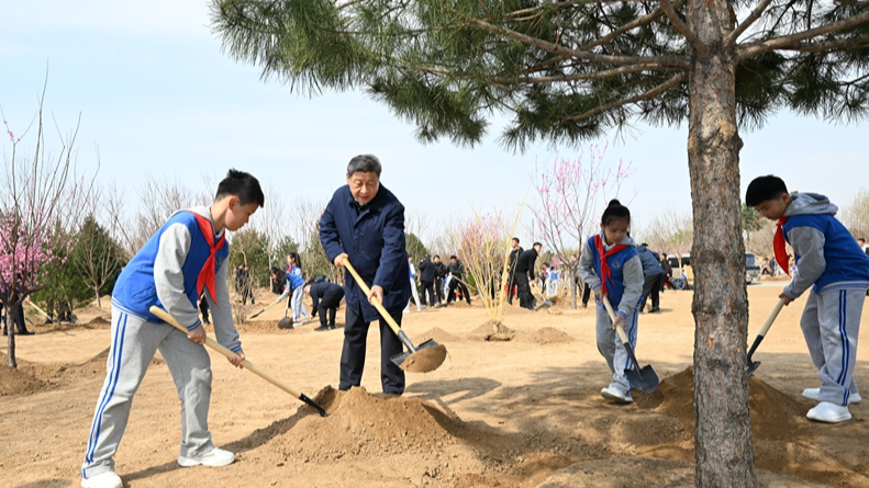 習(xí)近平在參加首都義務(wù)植樹活動時強(qiáng)調(diào)：匯聚共建美麗中國磅礴力量 讓祖國大地更加綠意盎然生機(jī)勃發(fā)